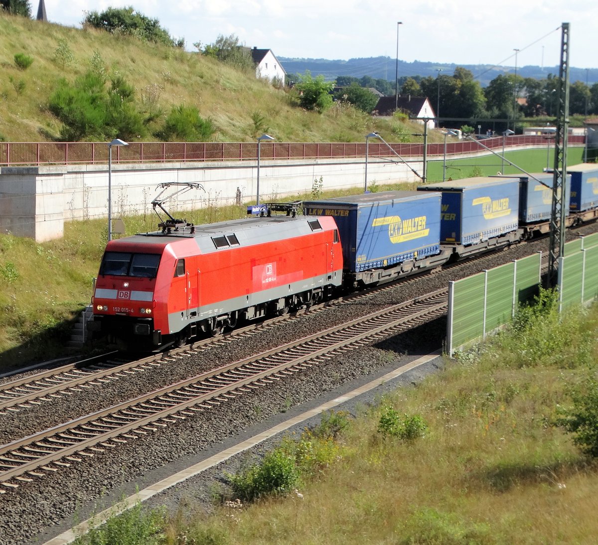 DB Cargo 152 015-4 mit LKW Walter KLV am 18.08.16 bei Neuhof (Kreis Fulda) auf der KBS615