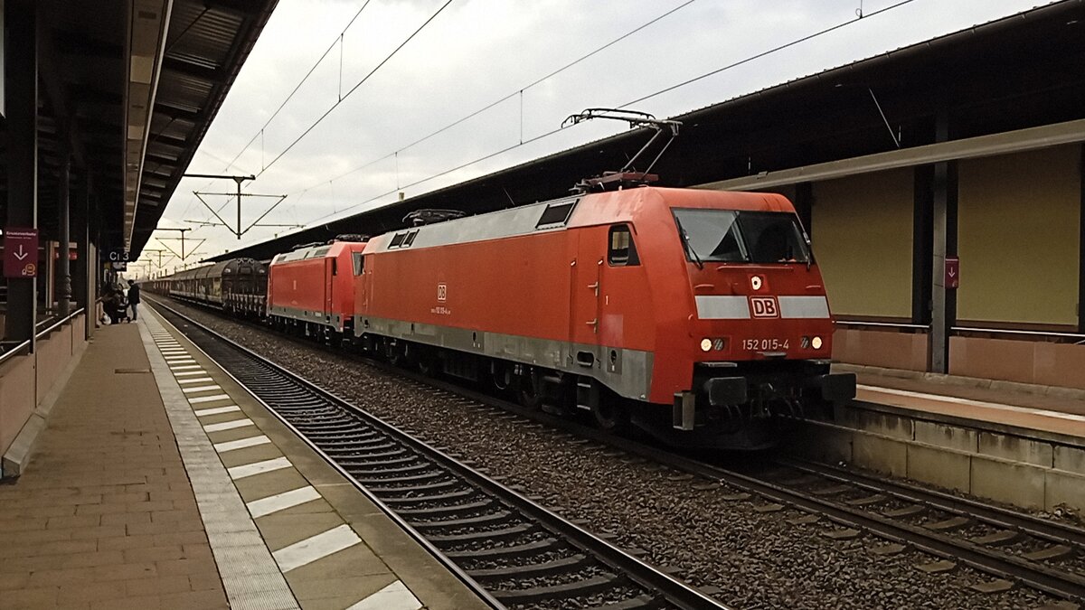 DB Cargo 152 015 mit einer 185; und einem Habbis Zug im Schlepptau Datum 15.11.25