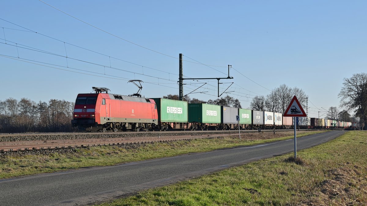 DB Cargo 152 028 mit Containerzug in Richtung Bremen (Diepholz, 24.02.19).