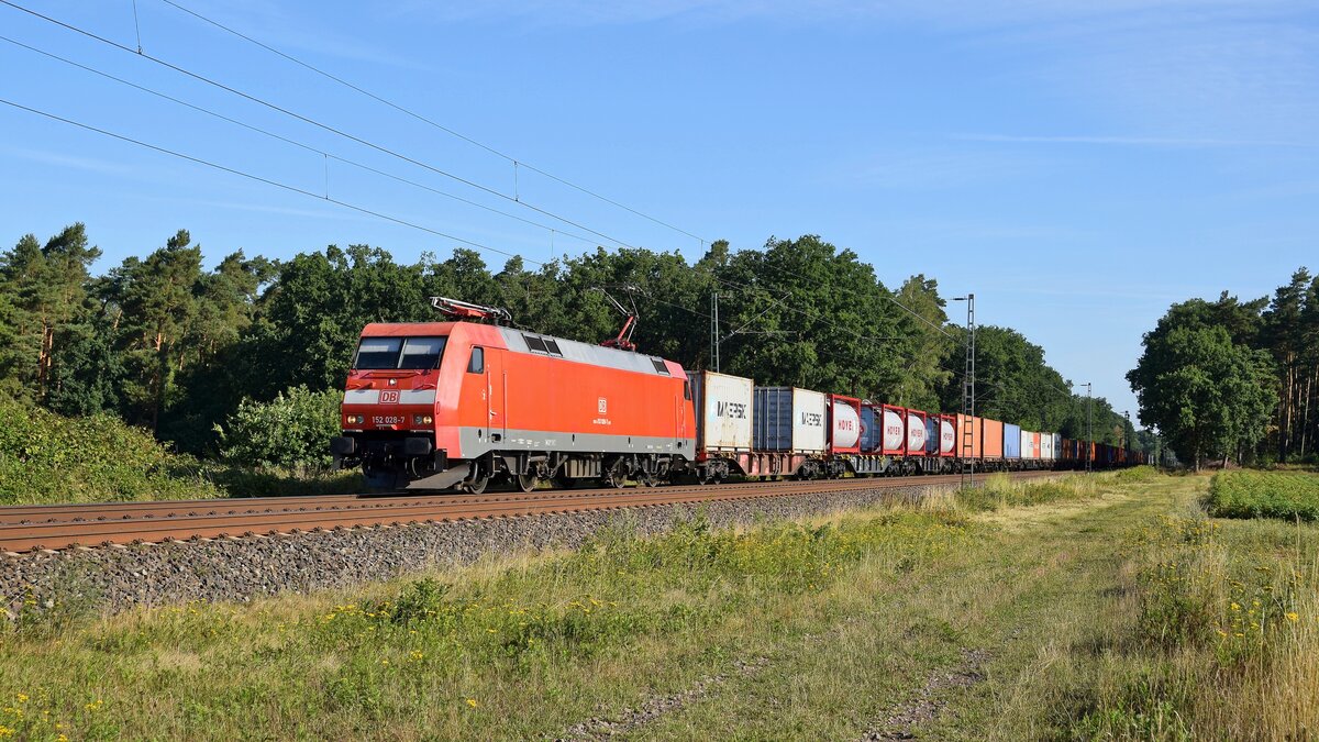 DB Cargo 152 028 mit Containerzug in Richtung Hannover (Rohrsen, 02.08.2022).