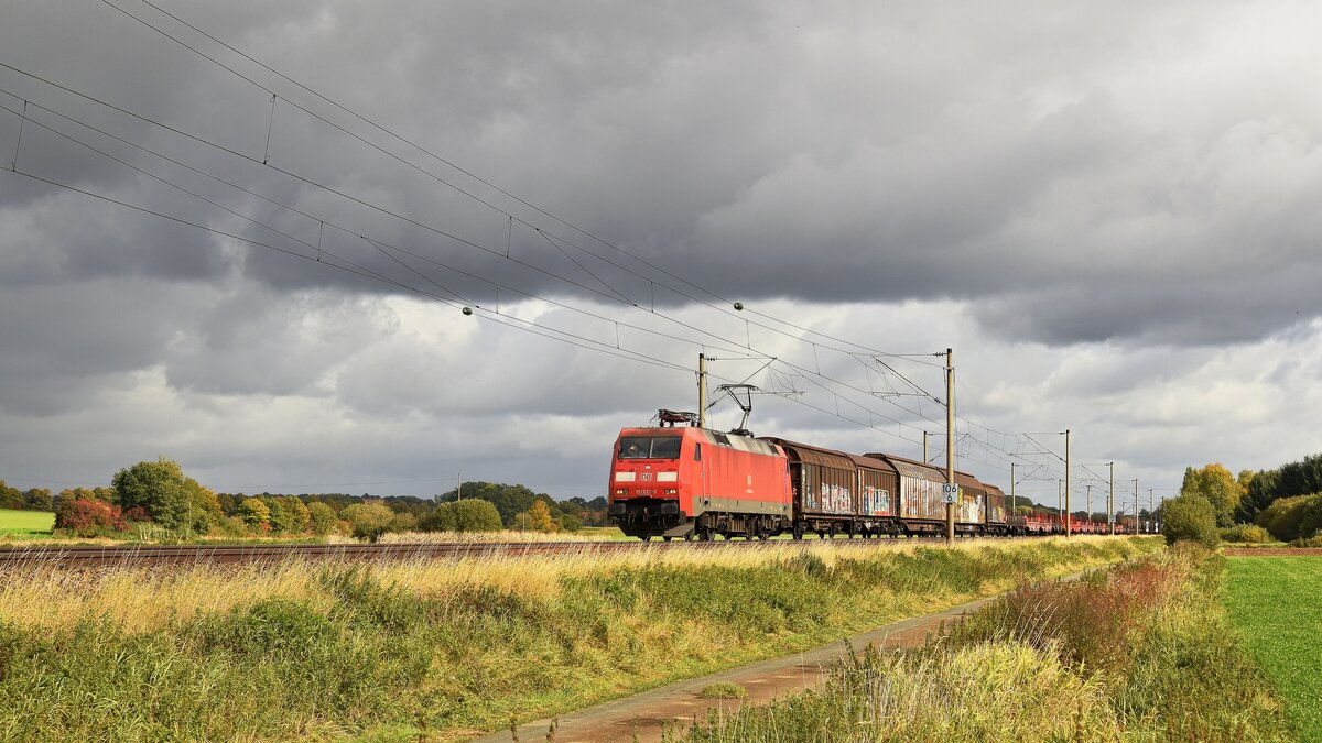 DB Cargo 152 029 mit gemischtem Güterzug in Richtung Osnabrück (bei Melle, 15.10.2021).