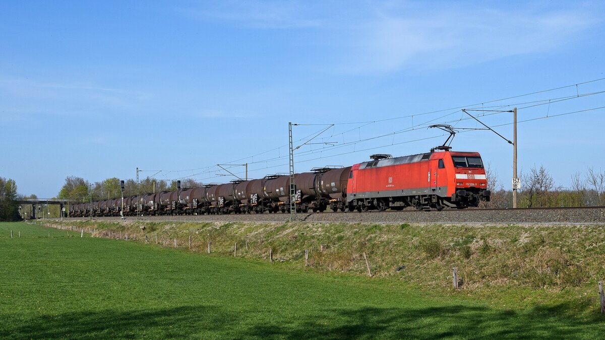 DB Cargo 152 034 mit Kesselwagenzug GG 60172 Groenkneten - Frankfurt(M.)-Hchst Gbf (Hde, 15.04.2020).