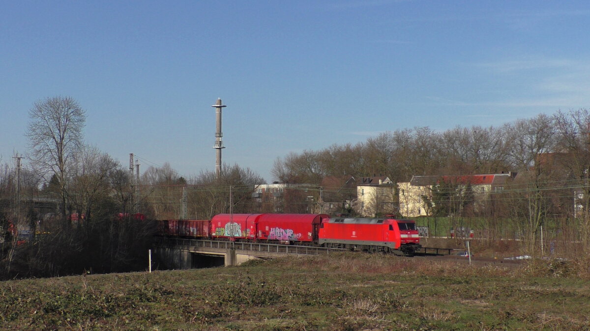 DB Cargo 152 035-2 fährt von Wanne-Eickel kommend auf die Nokiabahn in Richtung Bochum. (Herne, 11.03.2022)