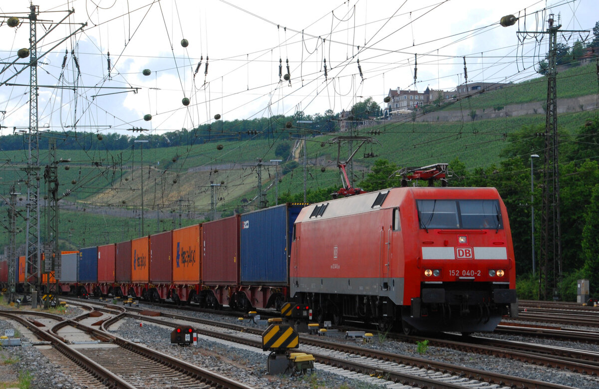 DB Cargo 152 040-2 schleicht auf Grund eines Gleiswechsels von Westen her in den Würzburger Hbf hinein. 23.06.2021