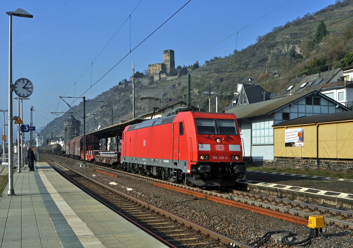 DB Cargo 152 040 mit KLV-Zug in Richtung Rüdesheim. Im Hintergrund ist die Burg Gutenfels zu sehen (Kaub, 10.03.2017).