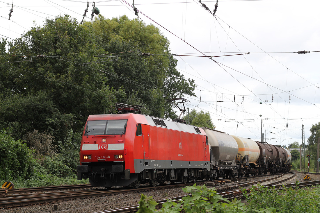 DB Cargo 152 061 mit einer Übergabe von (Bützfleth-) Stade nach Maschen. // Stade // 29. August 2016