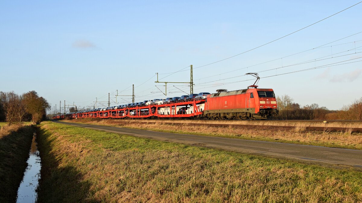 DB Cargo 152 072-5 mit Autotransportzug in Richtung Osnabrück (Diepholz, 01.02.2024).