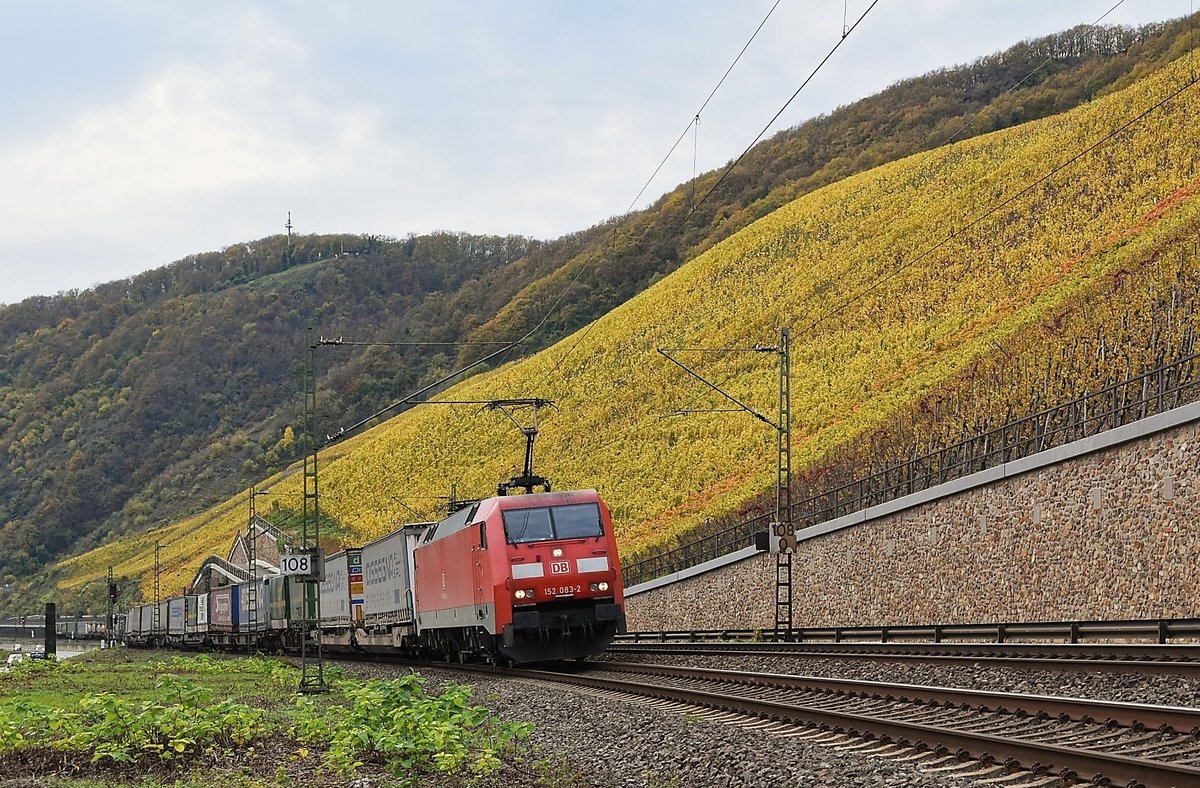 DB Cargo 152 083 ist mit einem KLV-Zug am 31.10.17 am Bopparder Hamm zwischen Boppard und Spay in Richtung Koblenz unterwegs.