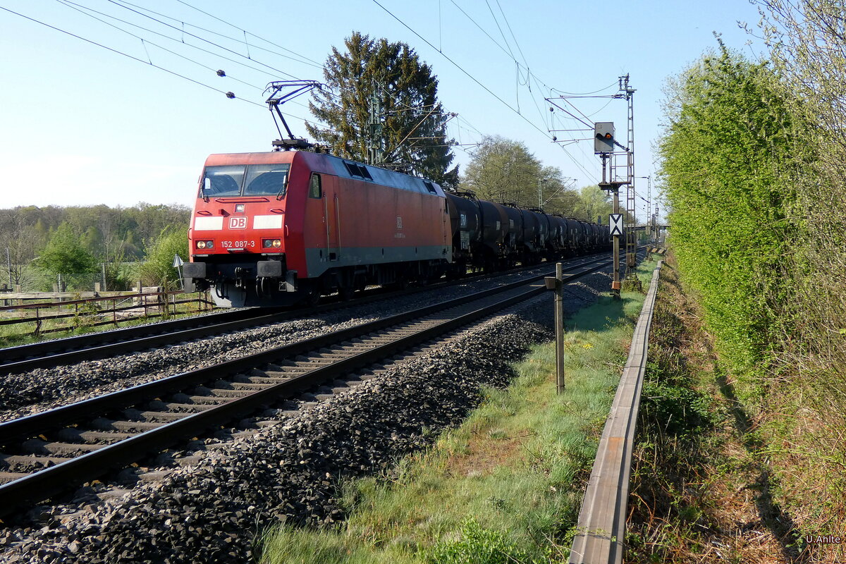 DB Cargo 152 087-3 ist am 24.4.2022 zwischen Haltern und Dülmen am BÜ 31,9 auf der Rollbahn in Richtung Norden unterwegs. 