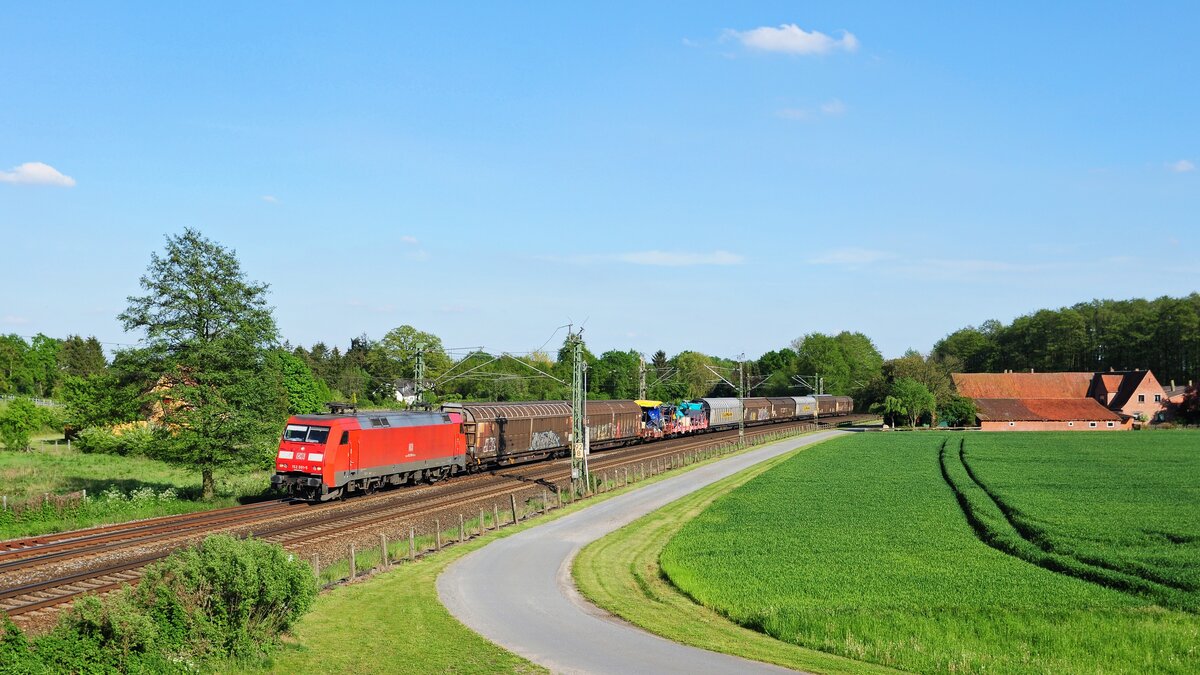 DB Cargo 152 091 mit gemischtem Güterzug in Richtung Bremen (Langwedel, 17.05.2017).