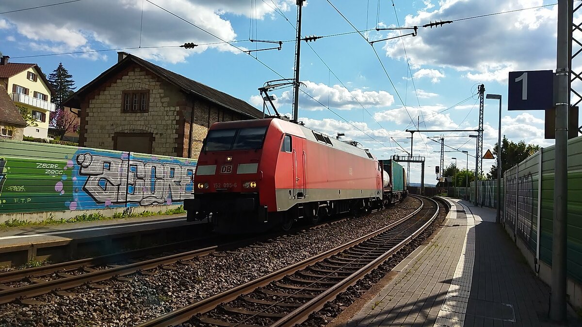 DB Cargo 152 095-6 am7.5.21 mit Ihrem Zug in Rheinweiler