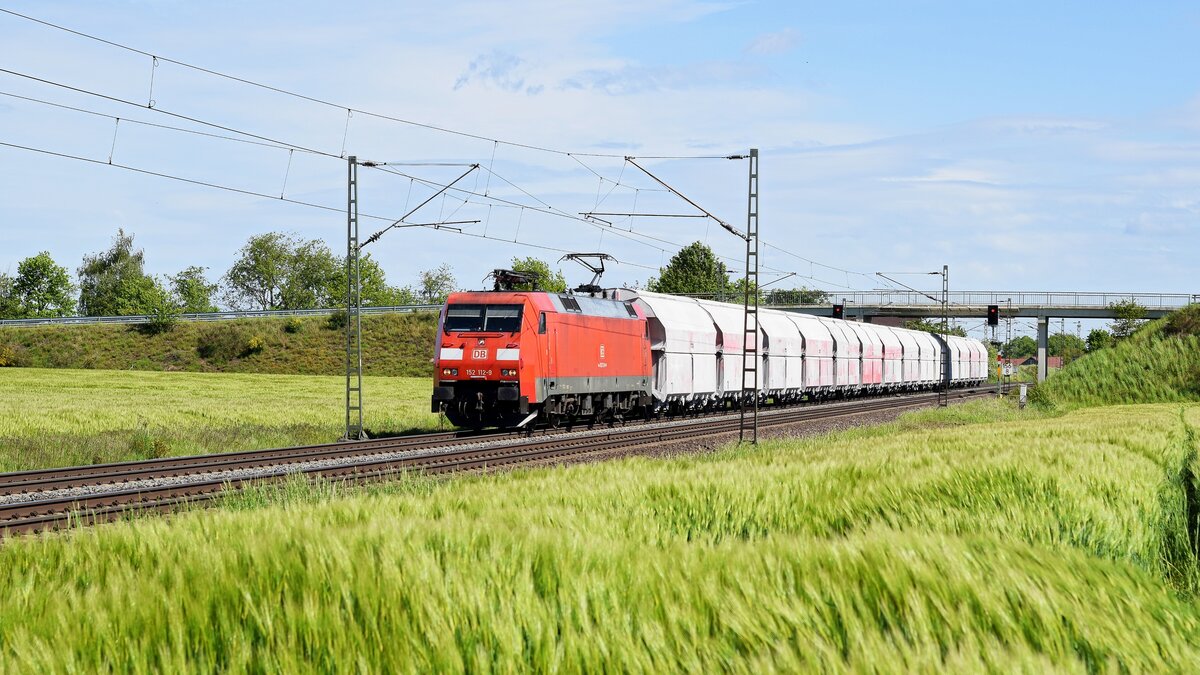 DB Cargo 152 112 mit Kalkzug Bremen Stahlwerke - Horlecke (Marl, NI, 24.05.2021).