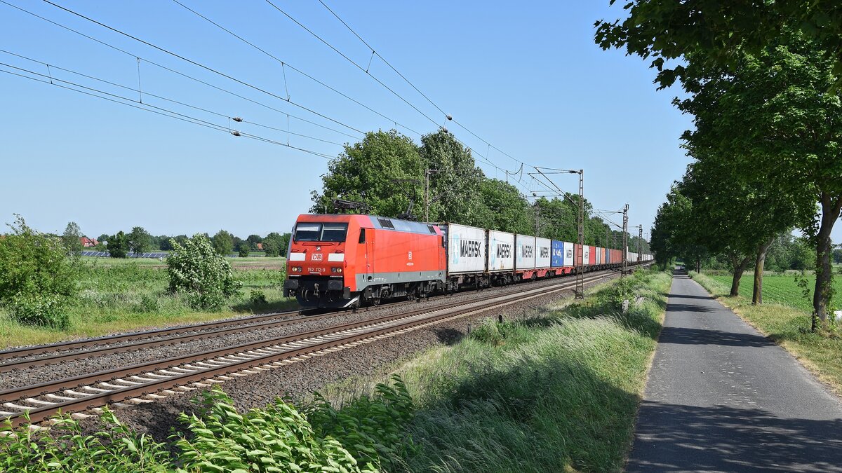 DB Cargo 152 112 mit Containerzug in Richtung Hannover (Dörverden, 24.05.2018).