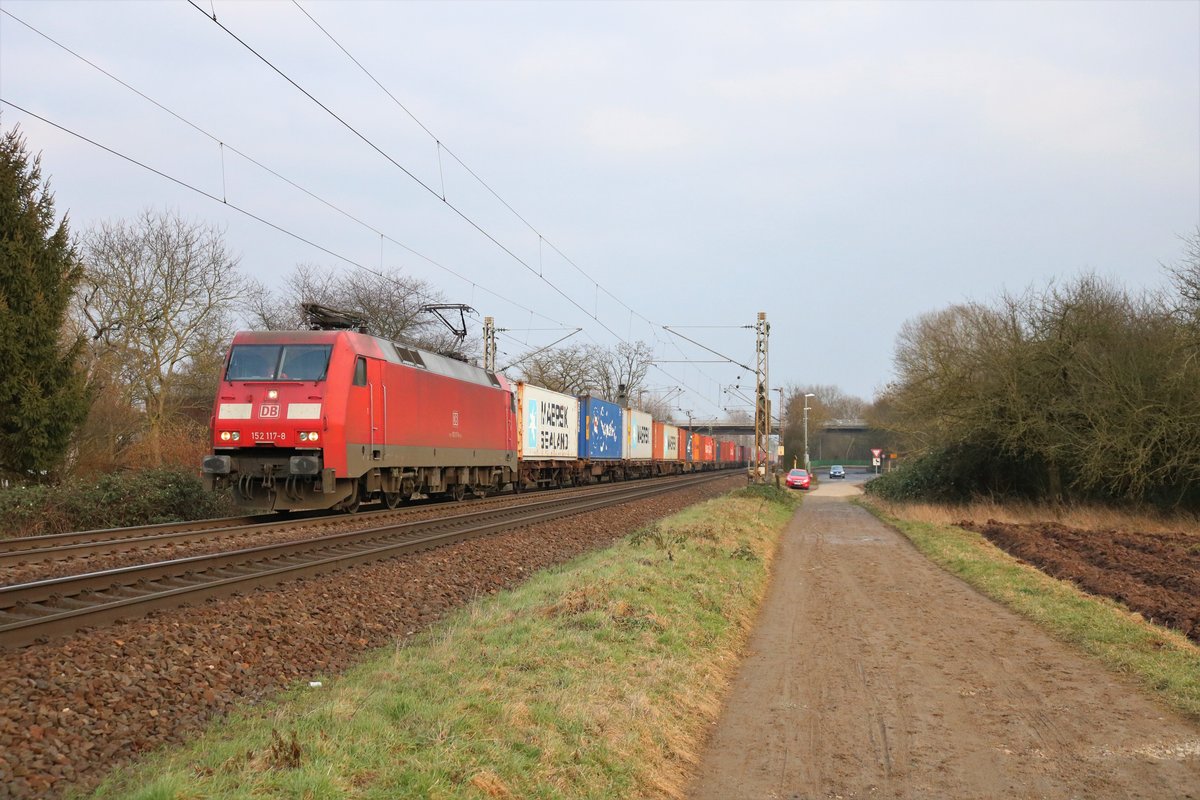 DB Cargo 152 117-8 mit Containerzug bei Maintal Ost am 20.02.18