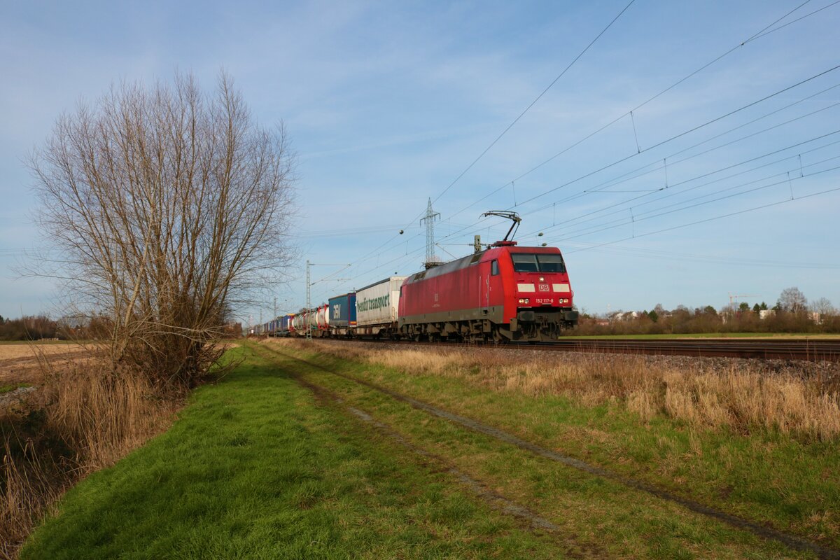 DB Cargo 152 117-8 mit KLV Zug in Darmstadt Arheilgen am 12.02.22