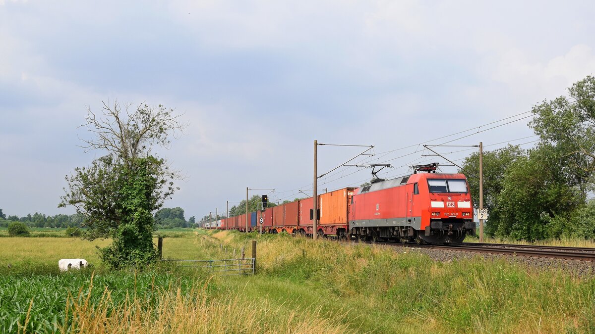 DB Cargo 152 121 mit Containerzug in Richtung Osnabrück, Umleiter (Hüde, 29.06.2021).