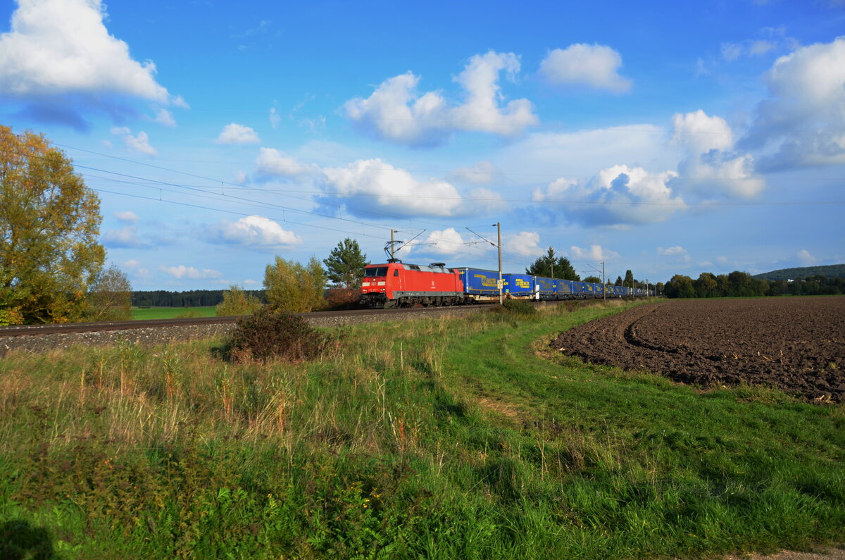 DB Cargo 152 125-9 zieht ihren KLV Zug in Richtung Ansbach. Es waren fast wieder nur Auflieger der Spedition Walter auf dem Zug. Aufgenommen am 30.09.2022 bei Gunzenhausen