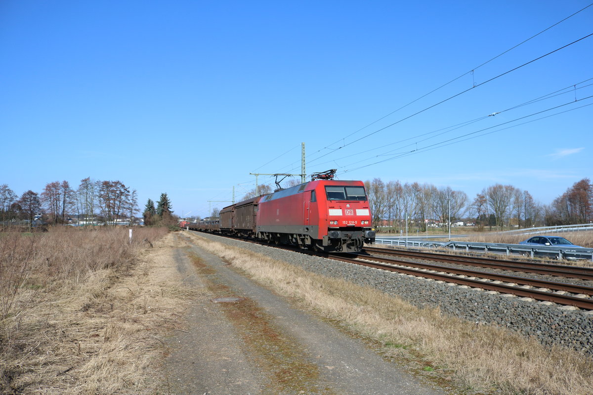 DB Cargo 152 128-5 mit gemischten Güterzug am 24.02.18 bei Karben (Wetterau)