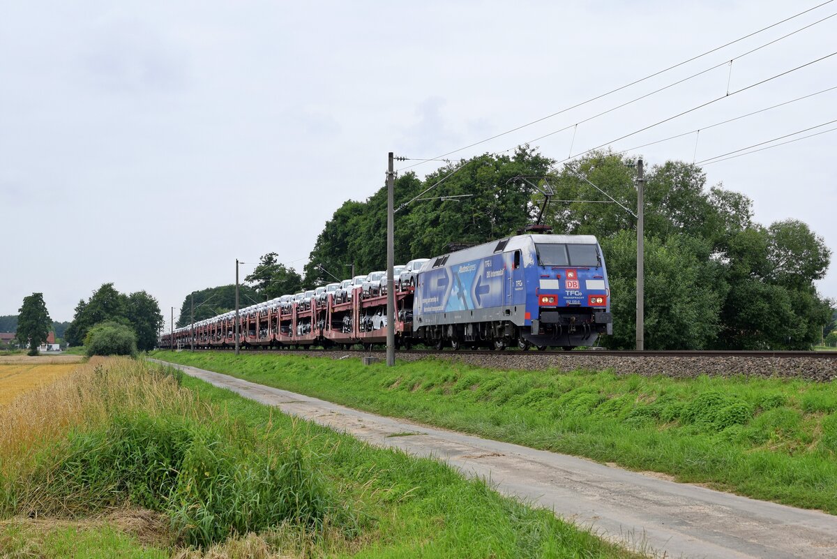 DB Cargo 152 135  AlbatrosExpress TFG & DB Intermodal  mit Autotransportzug in Richtung Löhne (bei Melle, 21.07.2021).