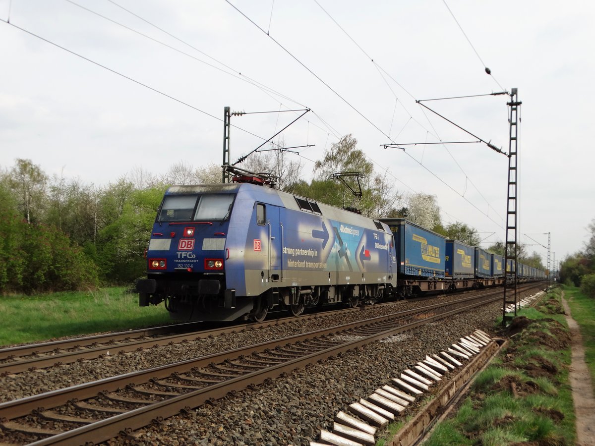 DB Cargo 152 137-6 am 05.04.17 in Hanau West mit einen KLV