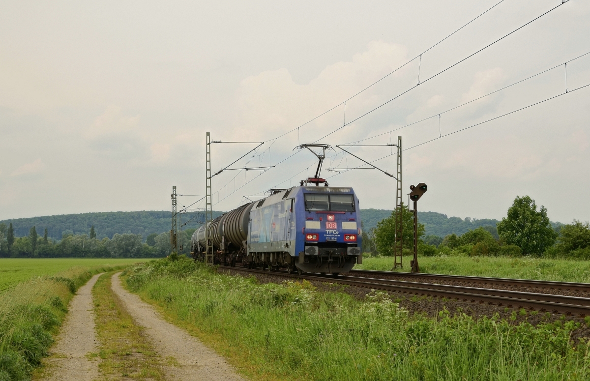 DB Cargo 152 137  AlbatrosExpress TFG & DB Intermodal  mit Kesselwagenzug in Richtung Göttingen (Burgstemmen, 23.05.17)