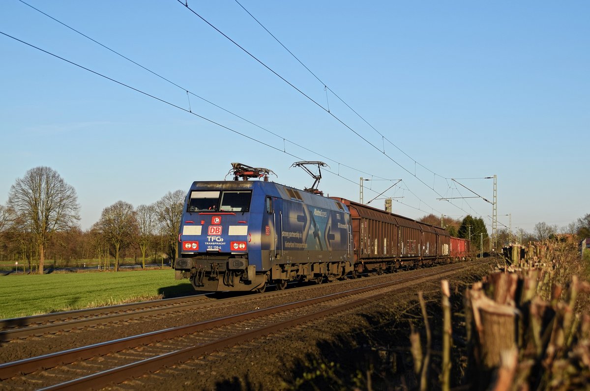 DB Cargo 152 138  Albatros Express  mit einem kurzen, gemischten Güterzug in Richtung Osnabrück (Bohmte-Stirpe, 27.03.17).