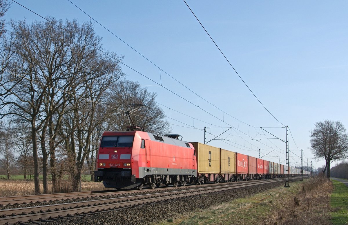 DB Cargo 152 142 ist mit einem KLV-Zug am 16.03.17 zwischen Lembruch und Diepholz in Richtung Bremen unterwegs.