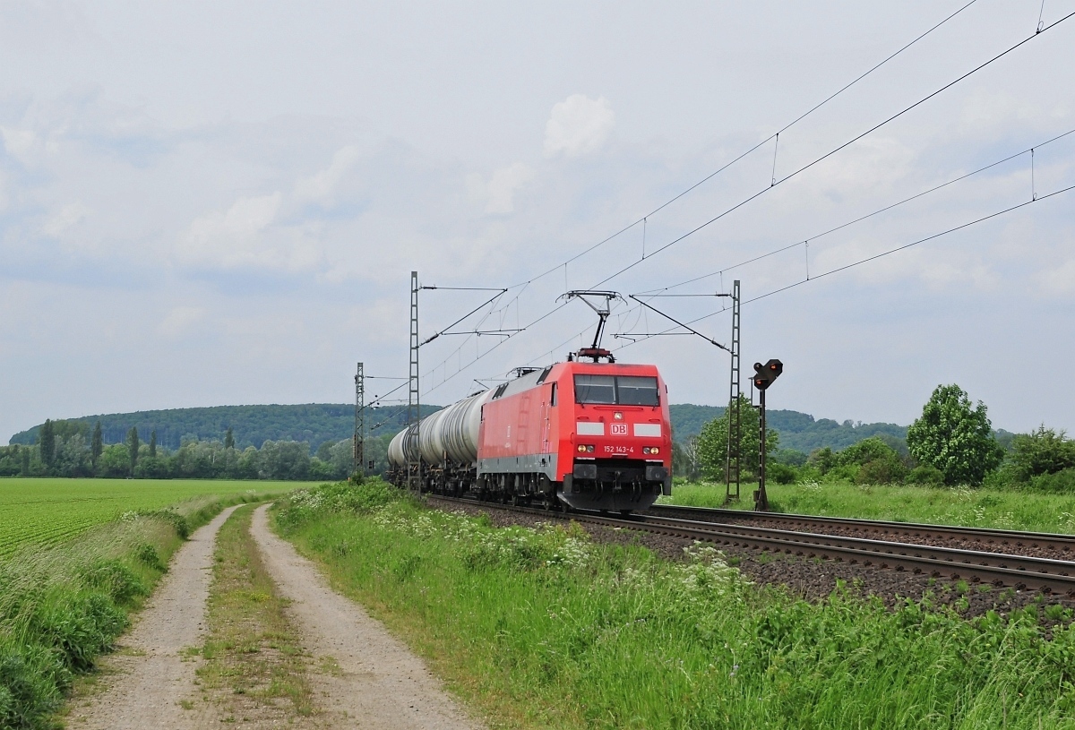 DB Cargo 152 143 mit Kesselwagenzug in Richtung Göttingen (Burgstemmen, 23.05.17).