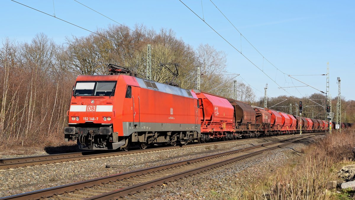 DB Cargo 152 146 mit Schüttgutwagenzug in Richtung Osnabrück (Vehrte, 24.02.2021).