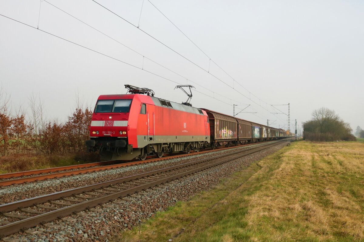 DB Cargo 152 158-2 mit einen Mischer in Altheim bei Dieburg (Hessen) am 22.02.23