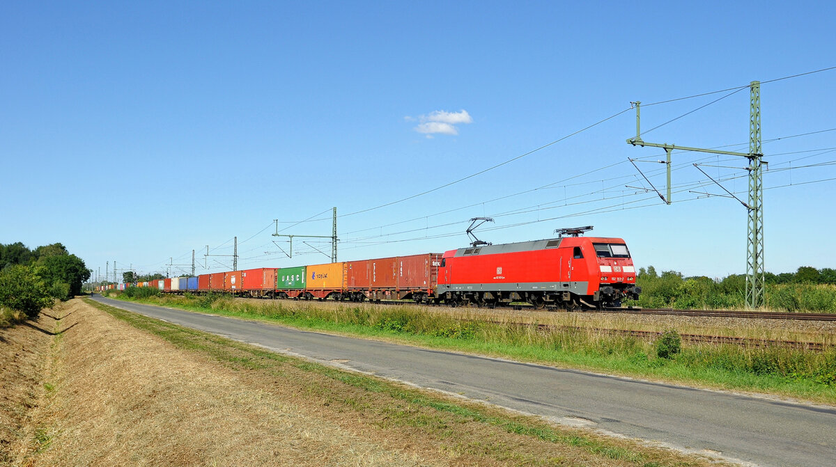 DB Cargo 152 163 mit Containerzug in Richtung Osnabrück (Diepholz, 31.08.2022).