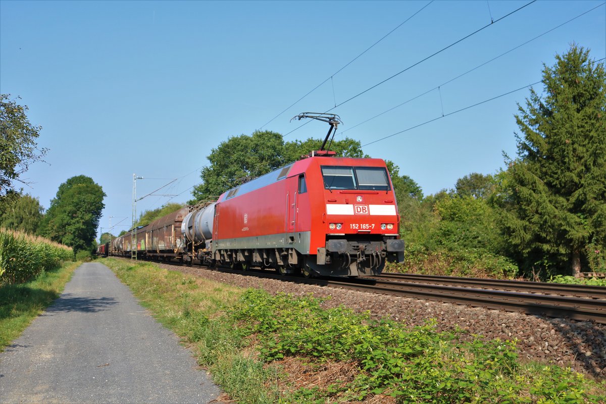DB Cargo 152 165-7 mit gemischten Güterzug am 04.08.19 bei Maintal Ost