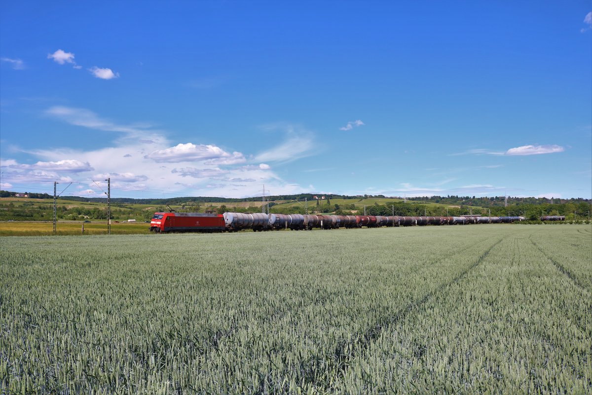 DB Cargo 152 xxx mit einen Kesselwagenzug am 30.05.20 in Niederwalluf