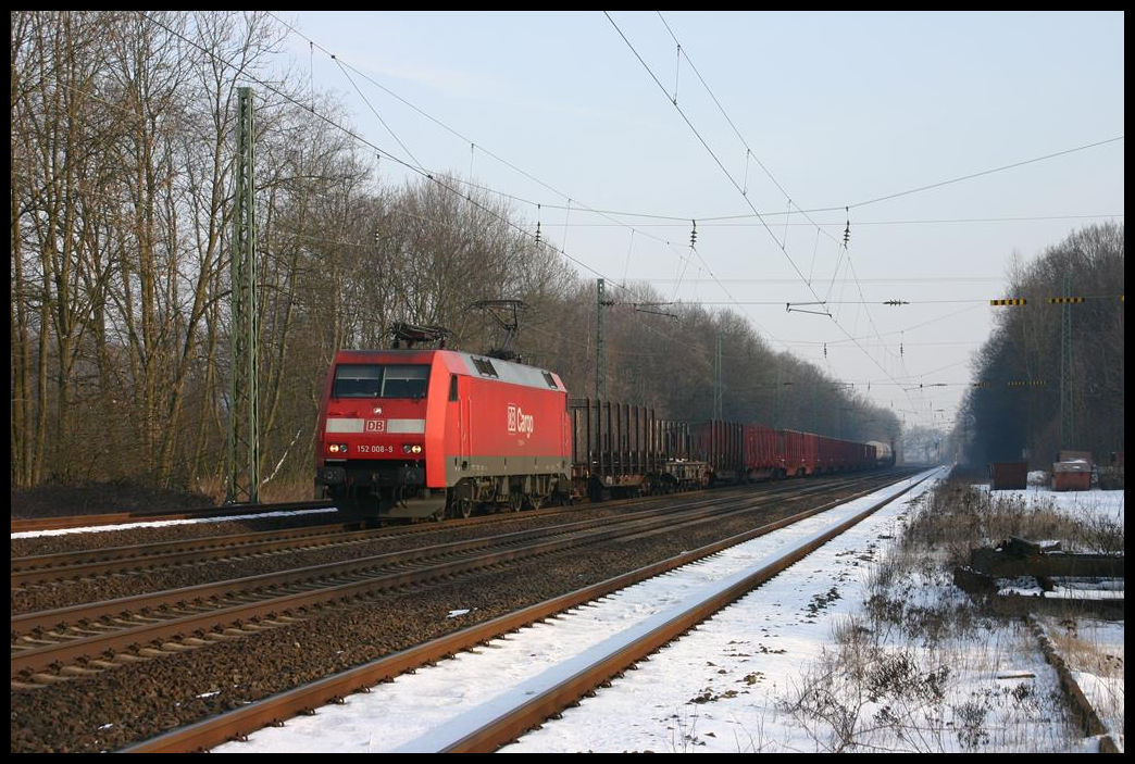 DB Cargo 152008-9 fährt hier am 5.3.2005 mit einem Güterzug in Richtung Ruhrgebiet durch den Bahnhof Natrup Hagen.