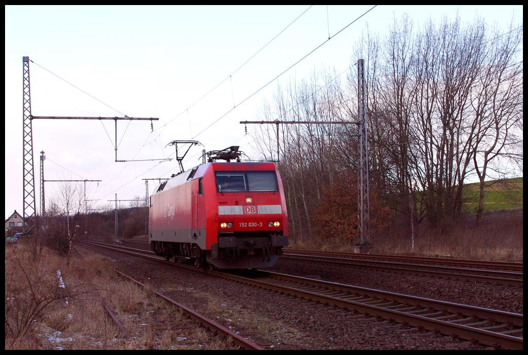 DB Cargo 152030 ist hier am 25.1.2005 als Leerfahrt in Westerkappeln Velpe in Richtung Osnabrück unterwegs.