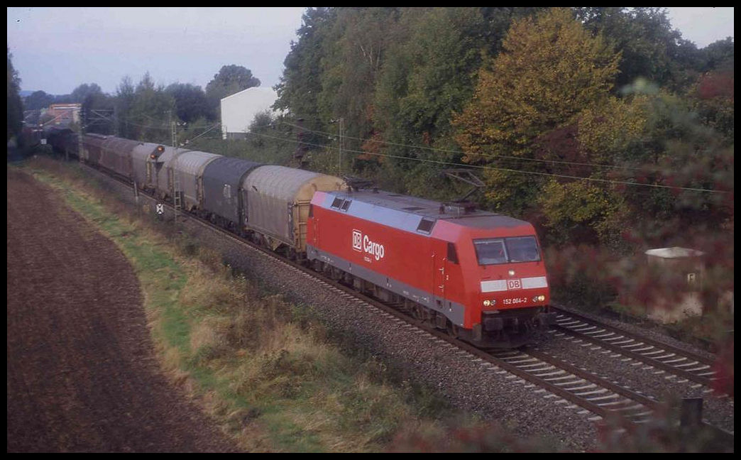 DB Cargo 152064-2 erreicht hier am 16.10.2004 auf der Fahrt in Richtung Osnabrück um 9.43 Uhr die dortige Stadtgrenze in Hellern.