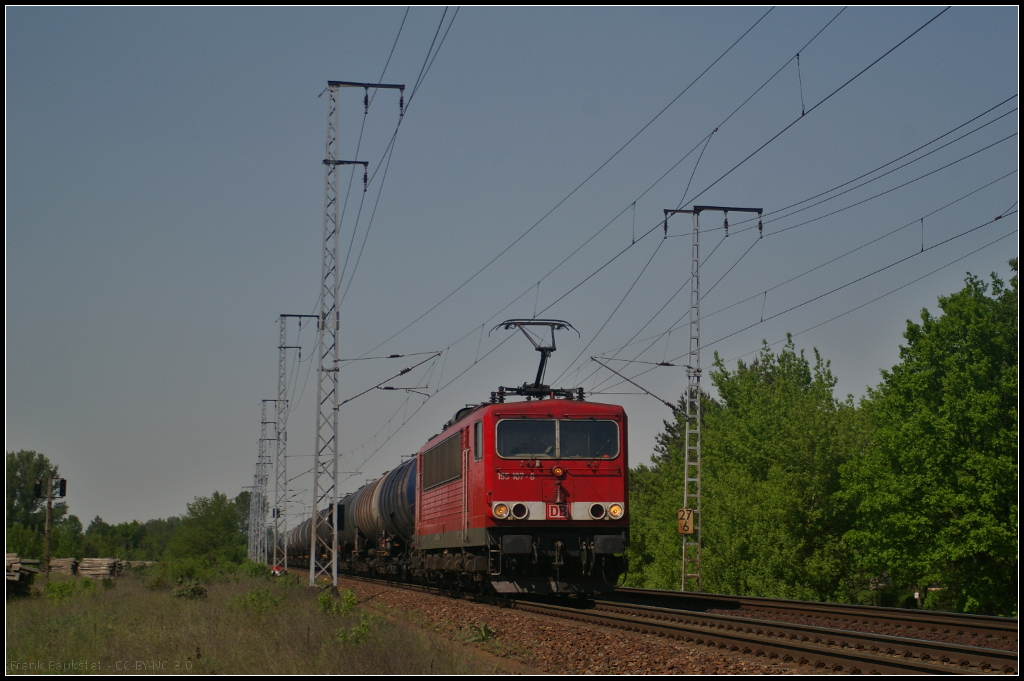 DB Cargo 155 107-6 fuhr mit einem Kesselwagenzug der Benzin geladen hatte, am 19.05.2017 durch die Berliner Wuhlheide (Standort öffentlich zugänglich)