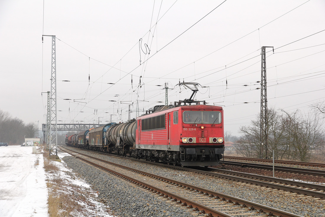 DB Cargo 155 229 am allseits bekannten Fotopunkt in Saarmund.
Der gemischte Güterzug wurde am 20. Januar 2017 fotografiert.