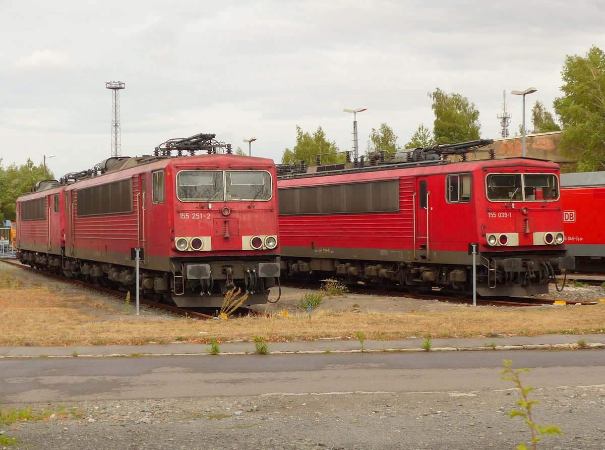 DB Cargo 155 251-2 + 155 039-1 am 25.08.2018 im Bw Leipzig-Engelsdorf. Vom Bahnsteig aus fotografiert.