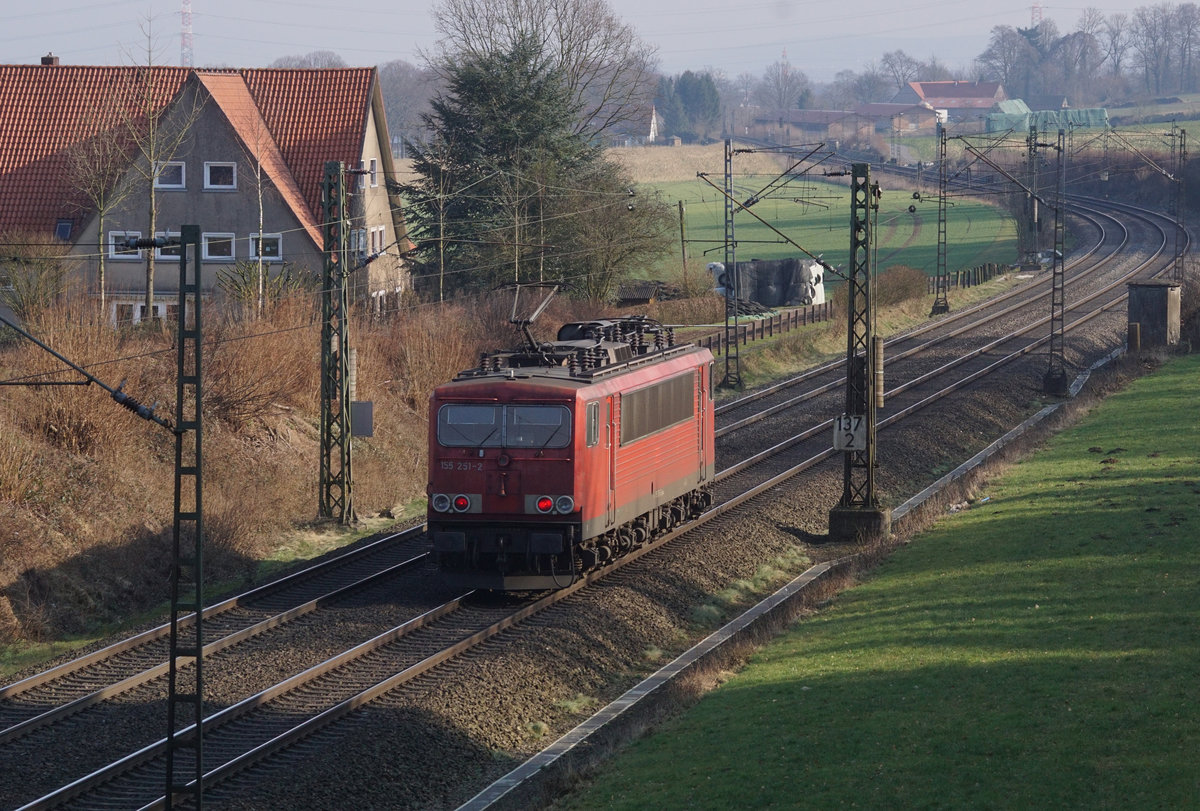 DB-Cargo 155 251-2 bei Stirpe / LEckermühle (LK Osnabrück) unterwegs nach Bremen am 20.02.2018. 