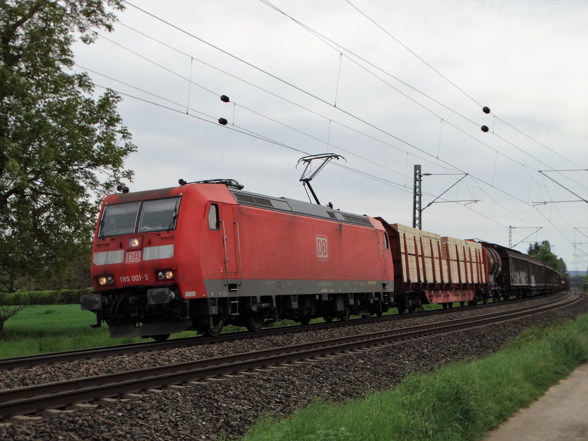 DB Cargo 185 001-5 am 06.05.17 in Walluf mit einen gemischten Güterzug