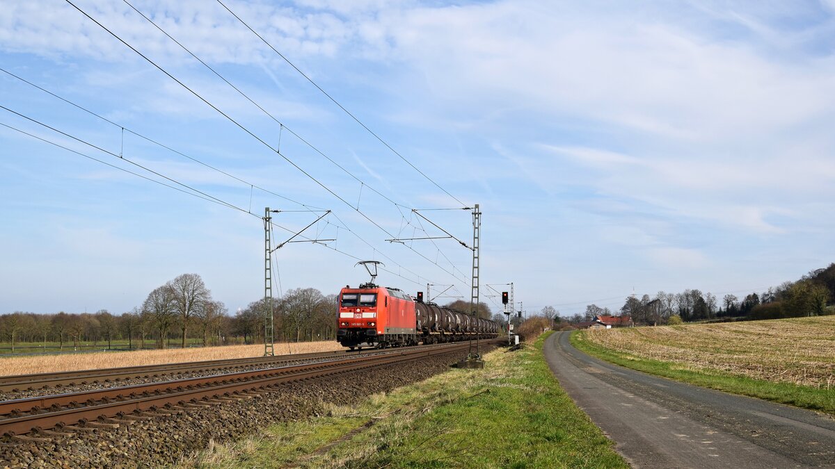 DB Cargo 185 001-5 mit Schwefelzug in Richtung Osnabrück (Bohmte-Stirpe, 14.03.2024).