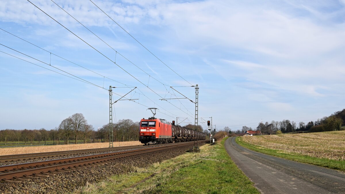 DB Cargo 185 001-5 mit Kesselwagenzug in Richtung Osnabrück (Bohmte-Stirpe, 14.03.2024).