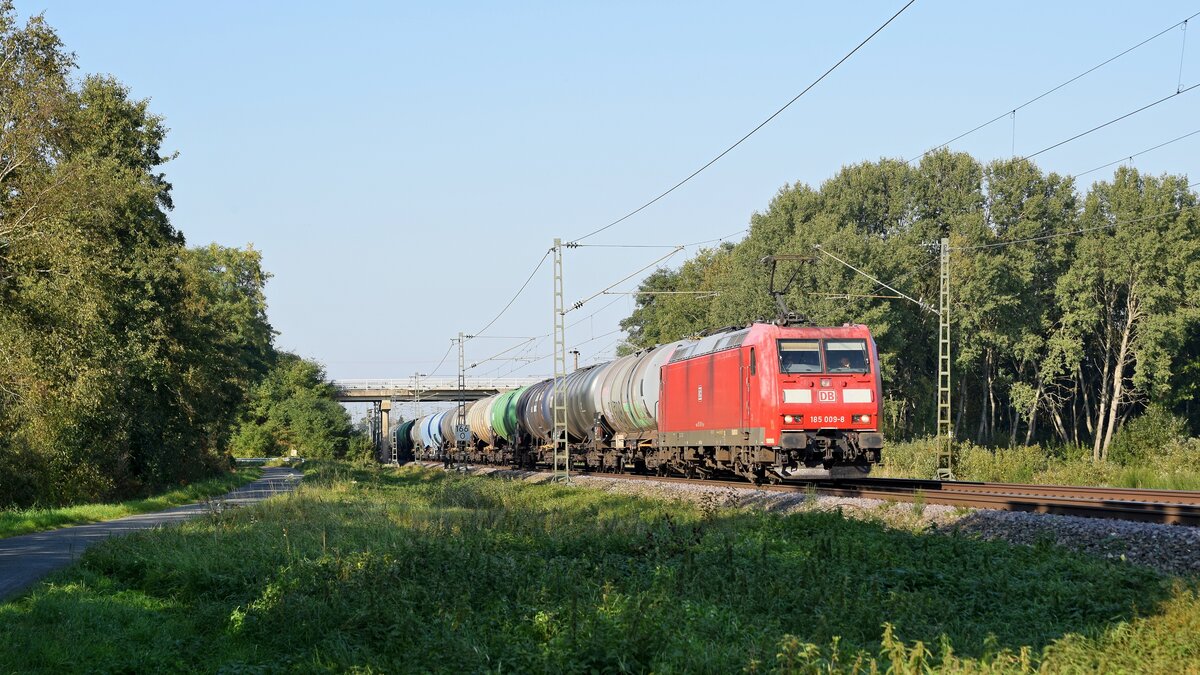DB Cargo 185 009 mit Kesselwagenzug in Richtung Osnabrck (Diepholz-Graftlage, 10.10.2021).