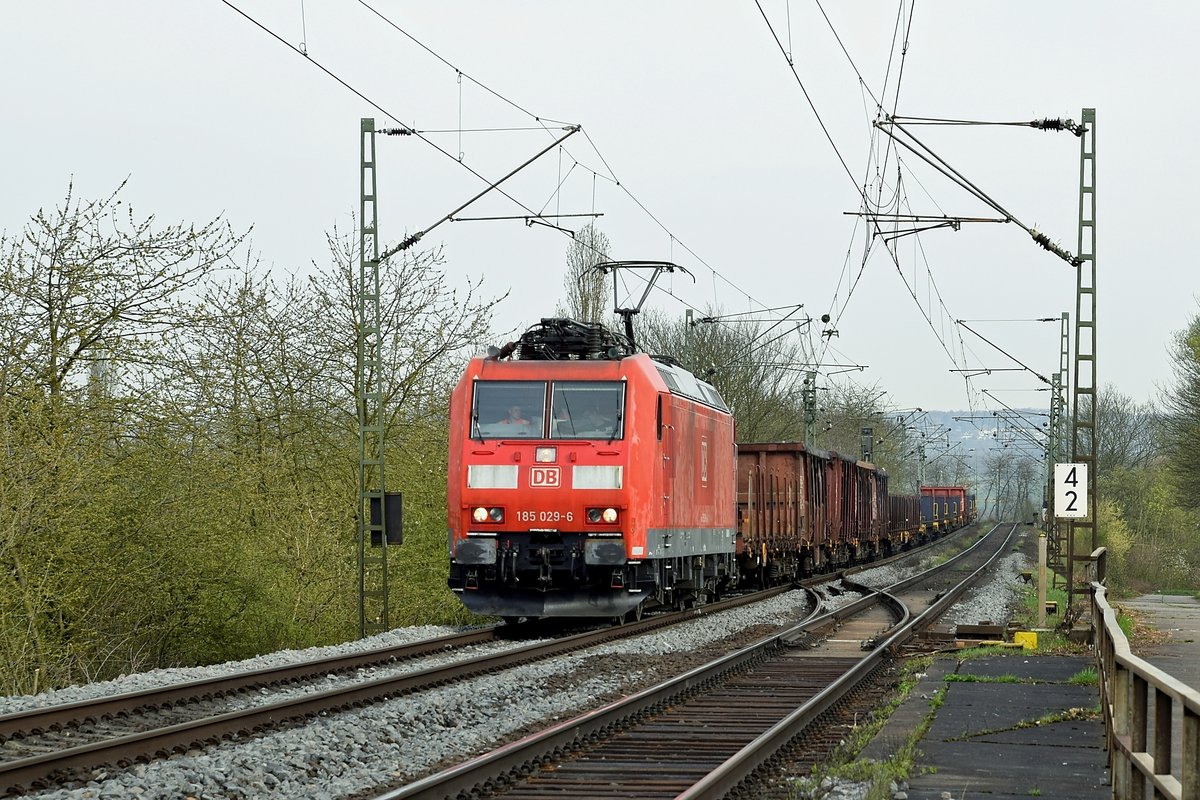 DB Cargo 185 029 befindet sich mit einem gemischten Güterzug am 09.04.18 zwischen Engers und Urmitz auf der Zufahrt zur Rheinbrücke, um auf die linke Rheinstrecke in Richung Koblenz zu wechseln.