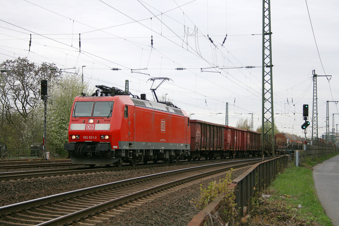 DB Cargo 185 031 mit 54533 Düsseldorf-Reisholz - Gremberg // Köln, in Höhe der Bruder-Klaus-Siedlung. // 5. April 2011