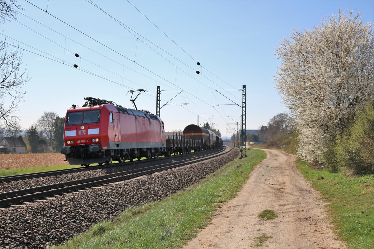 DB Cargo 185 038-7 mit gemischten Güterzug am 07.04.18 bei Niederwalluf (rechte Rheinstrecke) 