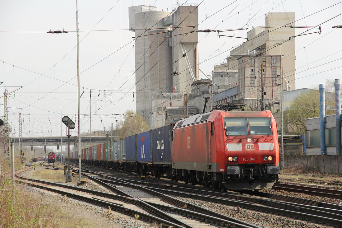 DB Cargo 185 041 am 31. März 2017 vor dem bekannten Misburger Zementwerk in Hannover.