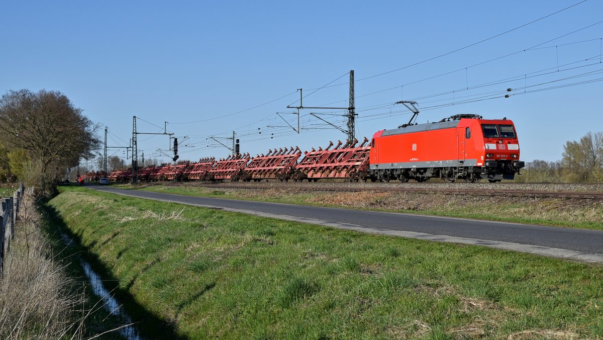 DB Cargo 185 059 mit Schrägladewagen in Richtung Osnabrück (Diepholz, 01.04.19).