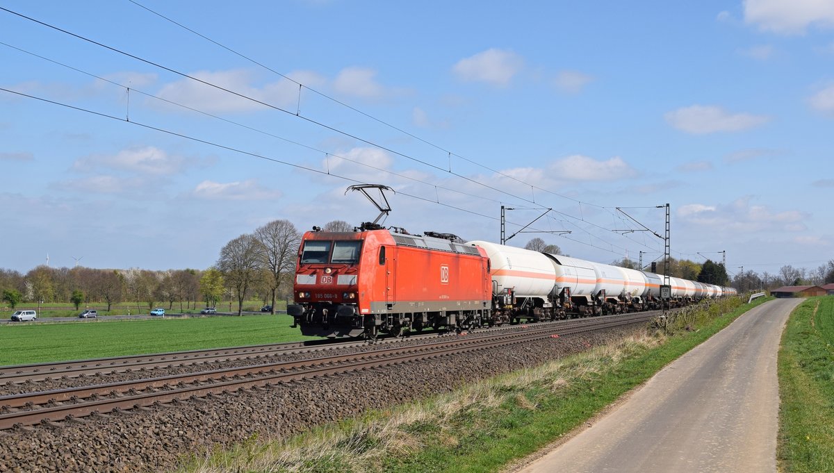 DB Cargo 185 066 mit Kesselwagenzug in Richtung Osnabrück (Bohmte-Stirpe, 03.04.17).